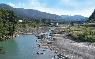 和佐谷橋から望む手取川（白山市白山町）