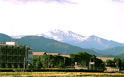 白山を借景に県立大学を望む