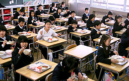 1月の学校給食週間では、町内の小学校で「野々市メニュー」が出ます。いつもの野々市産のおいしいコシヒカリのほか、町の農家が丹精した野菜がおかずです（野々市町立富陽小学校で）