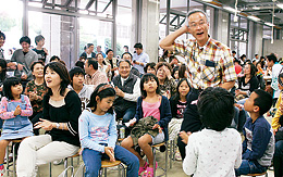 大抽選会でテレビがあたって、喜びの当選者